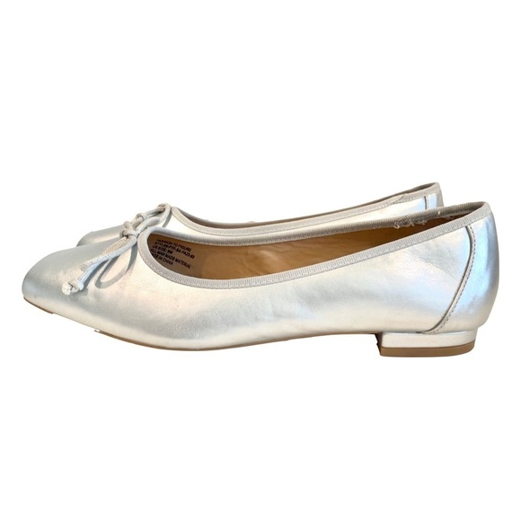 NWT — Fasion to Figure Fawn Ballet Flats Metallic Silver w/Bow Size 9W - Picture 5 of 10